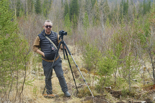 Photographer near a geyser lake in Altai
