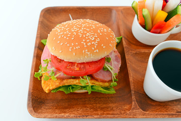 美味しそうなハンバーガーと珈琲