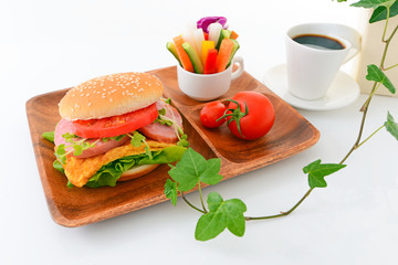 美味しそうなハンバーガーとコーヒー