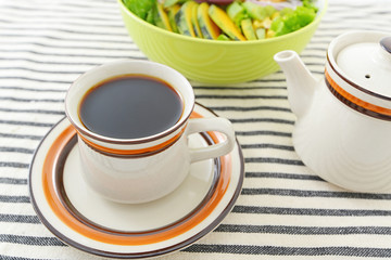 新鮮なサラダと珈琲