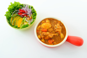 美味しそうなカレーとサラダ