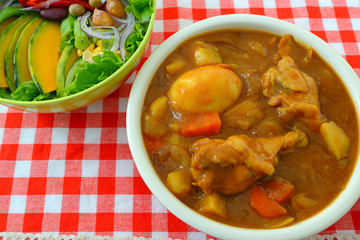 美味しそうなカレーとサラダ