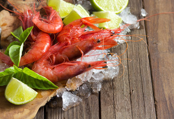 Raw shrimps with lime and basil