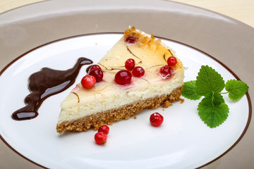Cheesecake with berries and mint