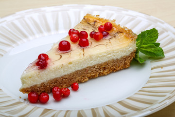 Cheesecake with berries and mint