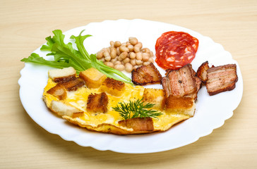 Breakfast with eggs, bacon and beans