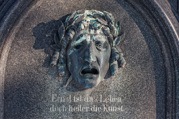 Leidende Figur auf ehemaligem Friedhof