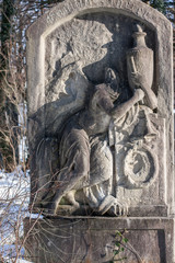 Fototapeta na wymiar Marode Figur auf verlassenem Friedhof im Winter
