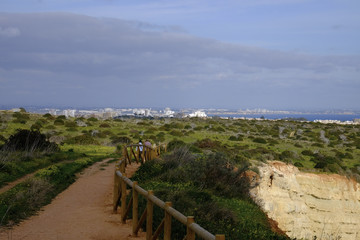 Obraz premium Küstenwanderweg am Atlatik nach Lagos, Algarve, Portugal