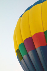 Obraz premium rainbow colored hot air balloon