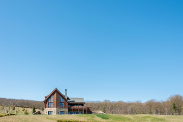 Obraz premium Modern house in bright summer day