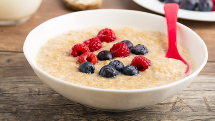 Porridge mit Beeren