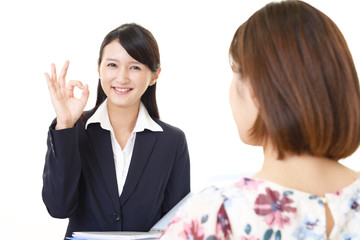 接客をする女性