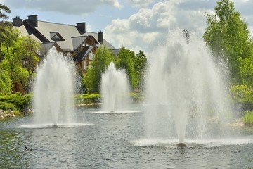 Фонтаны на озере в парке © ais60