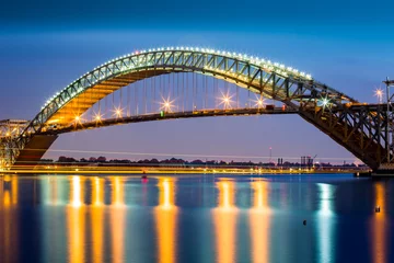 Deurstickers Bayonne Bridge, New Jersey in de schemering © mandritoiu