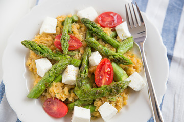 Salat mit roten Linsen und gr&uuml;nem Spargel 