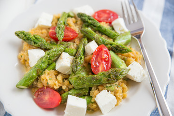 Salat mit roten Linsen und grünem Spargel 