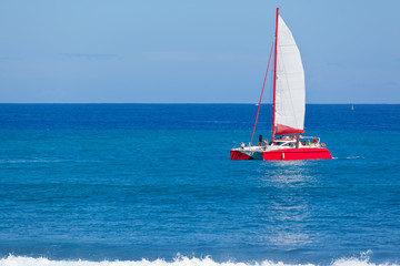 catamaran rouge en mer