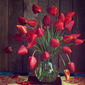 Натюрморт с букетом красных тюльпанов 