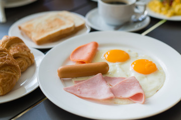 Fototapeta premium Ham breakfast served with coffee, toast and salads that taste go