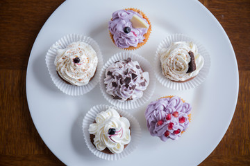 Plate with six cupcakes