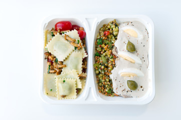 Linsen Nudelsalat in einer Menueschale.