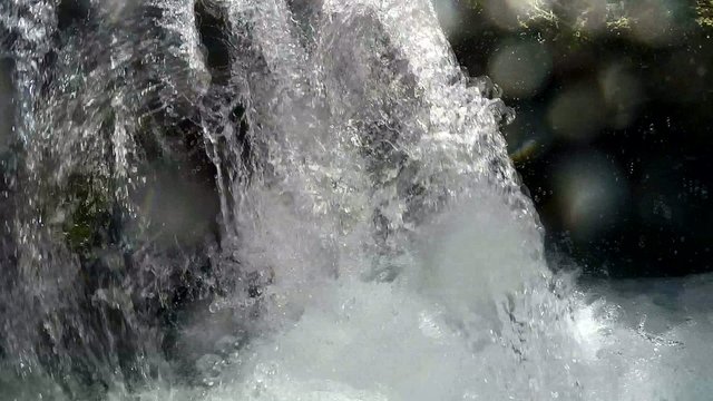 torrente di montagna visto sott'acqua  - rallenty