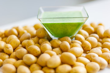 Kartoffeln mit grüner Sauce.