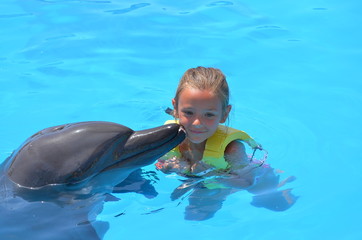 fille embrassant  un dauphin