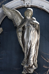 Friedhofsengel mit einem Flügel - hochkant