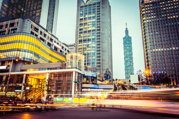 Obraz premium traffic blur motion in modern city street