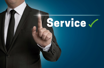 Service Touchsreen wird von Geschäftsmann bedient
