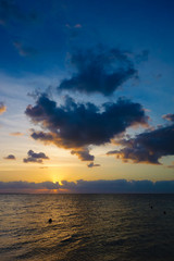 Obraz premium 沖縄県 小浜島 ビーチの朝焼け