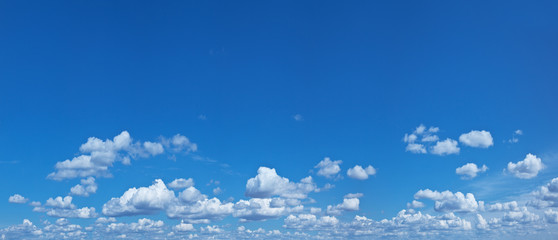 White heap clouds in the blue sky.