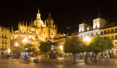 Fototapeta na wymiar night view of Segovia Cathedral