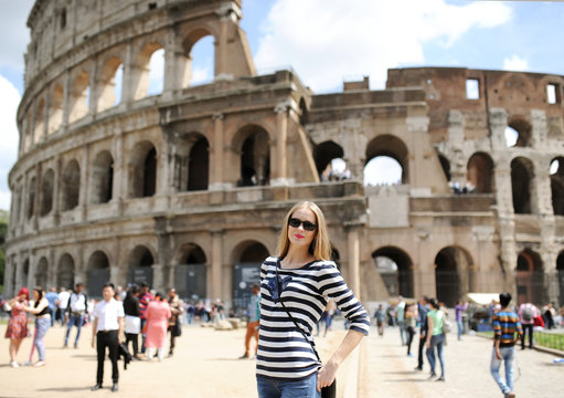 the girl iposes against the Italian Colosseum