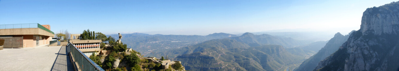 Fototapeta na wymiar Panorámica de las montañas y valles de Montserrat, Barcelona