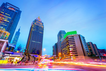 Obraz premium traffic blurred motion and office buildings