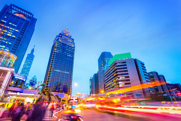 Obraz premium traffic blurred motion and office buildings