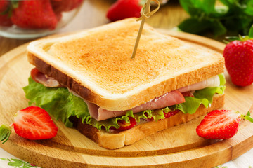 Dietary turkey sandwich and strawberry.