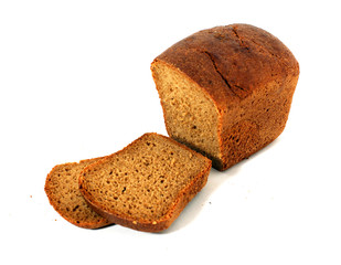Нарезанный хлеб на белом фоне
