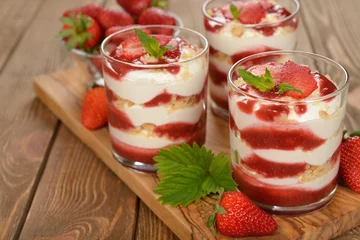 Rolgordijnen Dessert met aardbeien © olyina