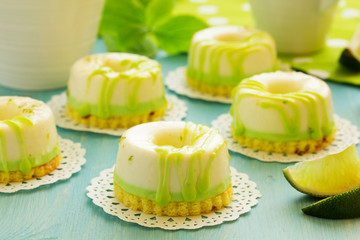 Small cheesecake with lime and dietary cheese.