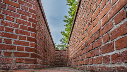 eingemauert