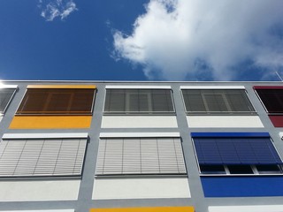 Fototapeta premium Bunte Fassade mit bunten Rolläden