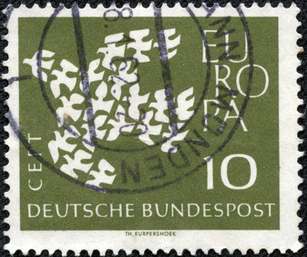 stamp shows 19 pigeons, arranged as a flying Dove