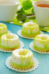Small cheesecake with lime and dietary cheese.