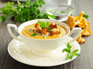 Cream soup with chanterelle mushrooms and pumpkin.