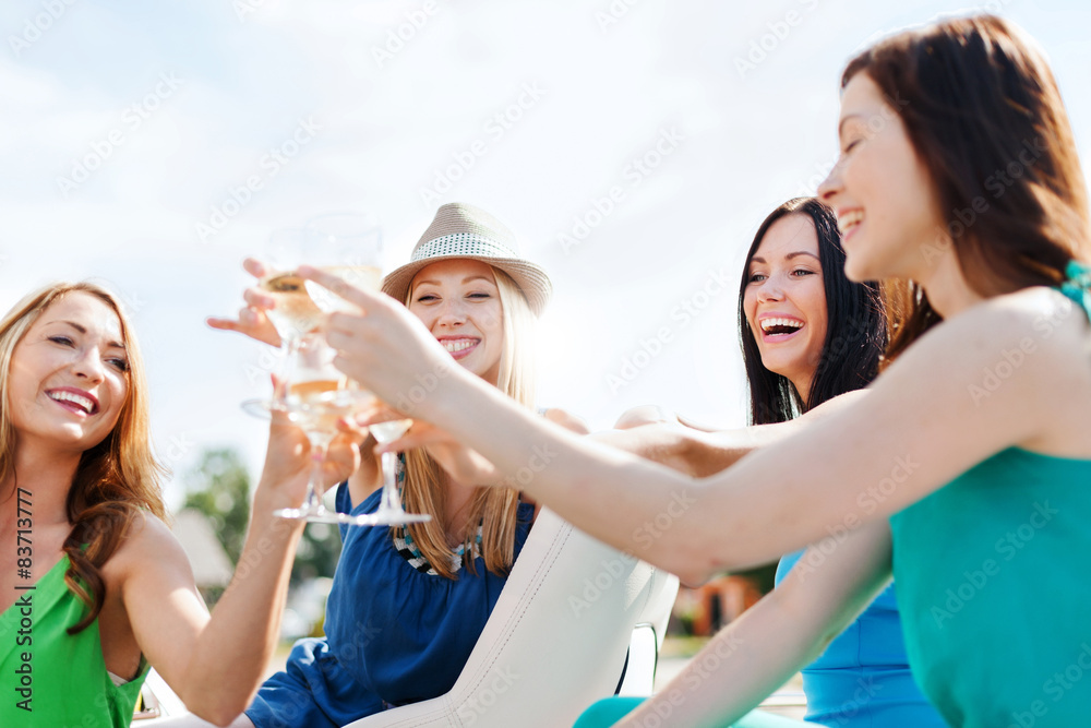 Wall mural girls with champagne glasses on boat