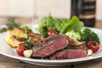 Gebratenes Rumpsteak auf Teller mit Beilagen